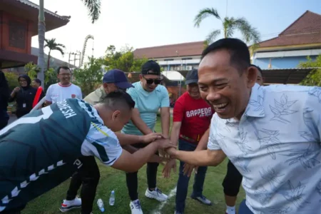Pemkot bersama DPRD Kota Mojokerto mengadakan olahraga bersama di Lapangan Sasana Praja Abhipraya, Balai Kota Mojokerto