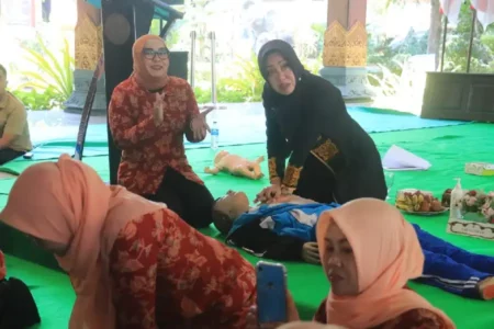 Bupati Ikfina Fahmawati saat menghadiri pelatihan BLS di di Pendopo Graha Maja Tama, Mojokerto