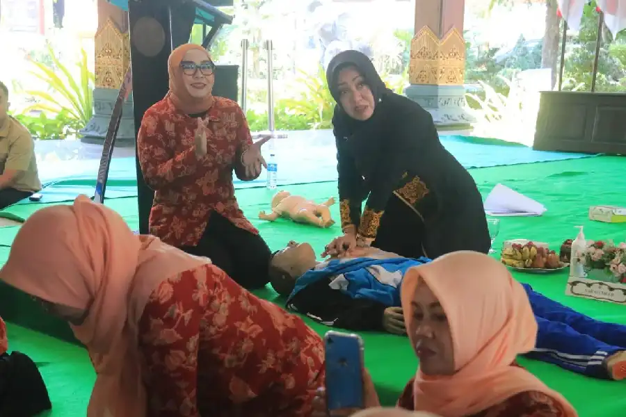 Bupati Mojokerto Buka Pelatihan BLS untuk Dharma Wanita Persatuan Bupati Ikfina Fahmawati saat menghadiri pelatihan BLS di di Pendopo Graha Maja Tama, Mojokerto