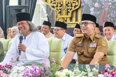 Gus Muwafiq dan Pj Wali Kota Mojokerto Moh. Ali Kuncoro