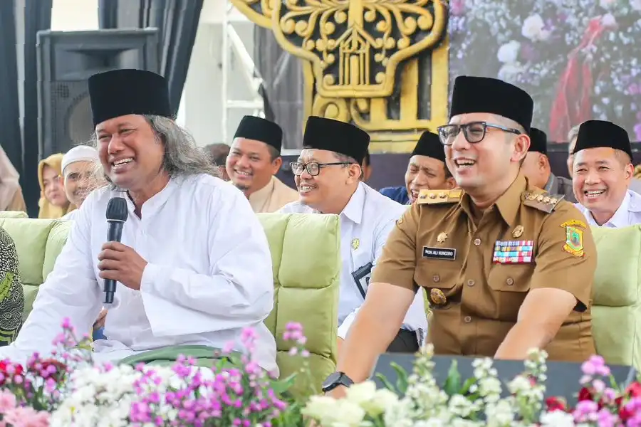 Forkopimda dan ASN Kota Mojokerto Gelar Kenduri Layah Bersama Gus Muwafiq Gus Muwafiq dan Pj Wali Kota Mojokerto Moh. Ali Kuncoro
