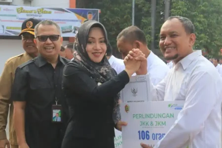 Bupati Mojokerto Ikfina Fahmawati saat mengukuhkan anggota BPD se-Kabupaten Mojokerto.