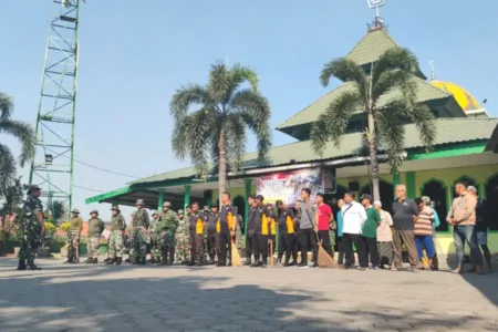 Koramil Prajuritkulon dan Polsek Prajuritkulon bersiap untuk bersih-bersih Masjid Roudlotul Jannah, Kota Mojokerto.