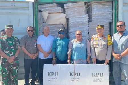 5.789 Kotak Suara Tiba di Pelabuhan Laut Nabire untuk Pilkada Serentak 2024 Logistik Pilkada Serentak 2024 saat tiba di Nabire, Provinsi Papua Tengah.