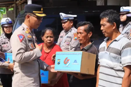 Pembagian sembako pada masyarakat dalam rangka memperingati Hari Lalu Lintas Bhayangkara ke-69