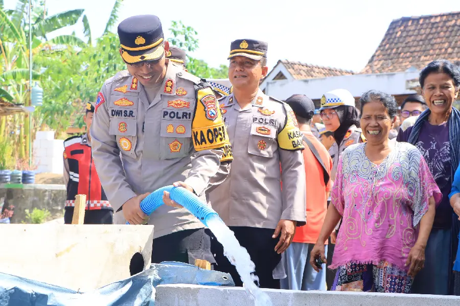 Polres Ngawi Salurkan Bantuan Air Bersih di 4 Desa Terdampak Kekeringan