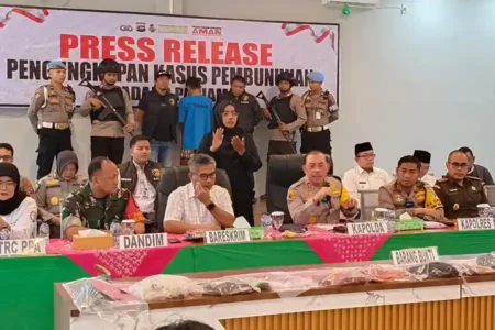 Ungkap Kasus Pembunuhan Gadis Penjual Gorengan, Polri Tuai Apresiasi Kapolda Sumatera Barat Irjen Pol Suharyono saat memberikan keterangan di depan awak media (foto: Dok Humas Polri)
