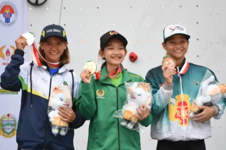Alma Ariella Tsany Sumbang Emas untuk Jawa Timur di PON XXI 2024 Alma Ariella Tsany (tengah) usai pengalungan medai Emas dari Cabor Panjat Tebing.