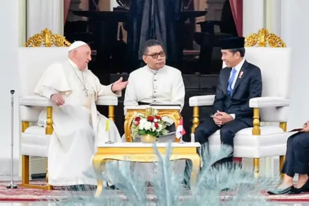 Presiden Jokowi sedang berdialog dengan Sri Paus Fransiskus di Istana Negara (foto: Dok BPMI Setpres)