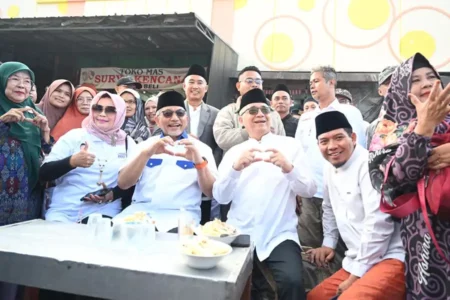 Ahmad Syaikhu, Calon Gubernur Jawa Barat nomor urut 3, sedang blusukan di Pasar Cicurug, Sukabumi.