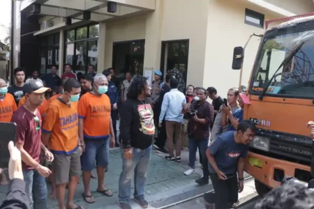 Polda Jatim Berhasil Tangkap Komplotan Pencuri Truk Trailer di Surabaya Aksi curat melibatkan empat tersangka yang berasal dari Kabupaten Jember dan Kota Surabaya.