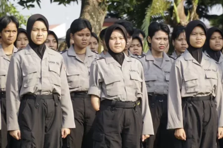 Nur Fatia Azzahra (tengah), peserta pendidikan pembentukan Bintara Polri jalur disabilitas 2024.