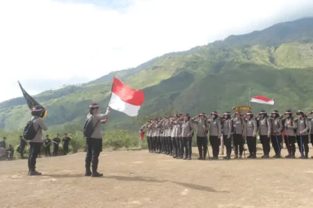 Polwan Polres Mojokerto melaksanakan kegiatan pendakian di Gunung Pundak, Desa Claket, Kecamatan Pacet, Kabupaten Mojokerto