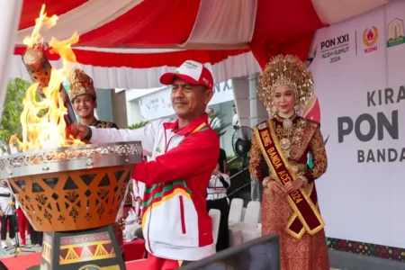Pembukaan PON XXI 2024 Akan Dimeriahkan Kembang Api Spektakuler dan Tarian Kolosal Laksamana Malahayati Pj Wali Kota Ade Surya saat menyulutkan api saat kirab api PON XXI Aceh-Sumut 2024 di Banda Aceh, Aceh (foto: Dok InfoPublik)