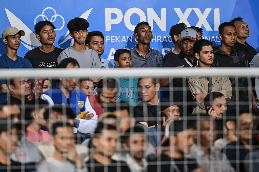 PB PON XXI Sediakan Tiket Gratis di Sumut, Bisa Diambil Langsung di Arena Mulai 8 September Warga saat menyaksikan pertandingan tim sepak bola putra Aceh melawan tim sepak bola putra Banten dalam pertandingan penyisihan Grup A sepak bola putra PON XXI Aceh-Sumut 2024 di Stadion H Dimurthala, Banda Aceh, Aceh (foto: Dok InfoPublik)