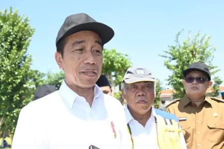 Presiden Jokowi saat memberikan keterangan kepada media usai meresmikan Flyover Djuanda, Surabaya (foto: Dok BPMI Setpres)