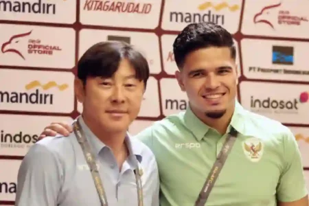 Timnas Indonesia Bermain Imbang 1-1 Melawan Arab Saudi di Babak Pertama Kualifikasi Piala Dunia 2026 Shin Tae-yong bersama Ragnar Oratmangoen (foto: Dok PSSI)
