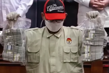 Eksekusi Kasus Rafael Alun Trisambodo, KPK Setorkan Rp40,5 Miliar ke Kas Negara Petugas menunjukkan barang bukti tindak pidana korupsi berupa penerimaan gratifikasi dengan tersangka Rafael Alun Trisambodo Senin (3/4/2023) lalu