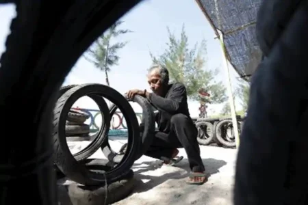 PHE ONWJ Manfaatkan Ban Bekas untuk Tanggulangi Abrasi di Karawang Warga di Pasir Putih membuat Appostraps berbahan dasar ban bekas.