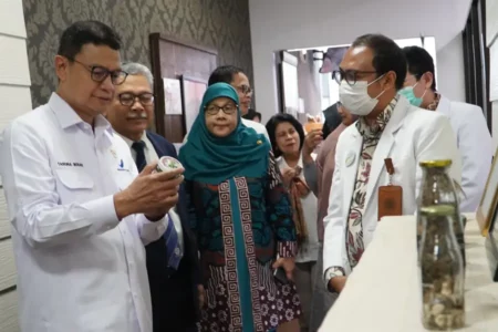 Kepala BPOM RI dr Taruna Ikrar mengunjungi PUAPT RS UNAIR didampingi Prof Dr Ni Nyoman Tri P dan Prof Dr Nasronudin