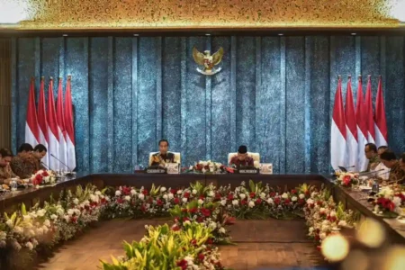 Sidang Kabinet Paripurna Terakhir, Presiden Jokowi Mohon Maaf dan Instruksikan Kelancaran Transisi Presiden Jokowi saat memberikan pengantar Sidang Kabinet Paripurna di Istana Garuda, Ibu Kota Nusantara (foto: Dok Humas Setkab)