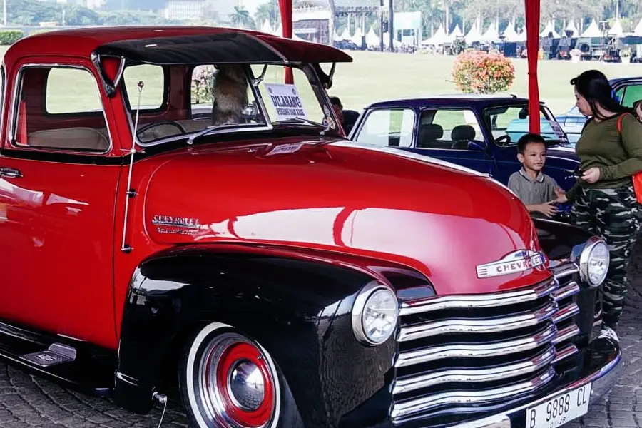 460 Kendaraan Klasik dan Moge Meriahkan Pesta Rakyat HUT Ke-79 TNI Pameran mobil klasik dan motor gede di Lapangan Monas, Jakarta Pusat