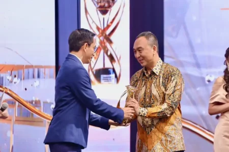 Kadivhumas Polri Irjen. Pol. Sandi Nugroho saat menerima penghargaan, mewakili Kapolri Jenderal Polisi Drs. Listyo Sigit Prabowo