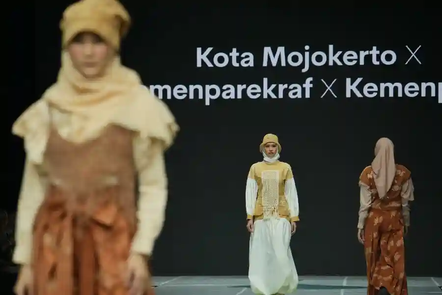 Batik Mojokerto Kembali Tampil di Jakarta Muslim Fashion Week 2025