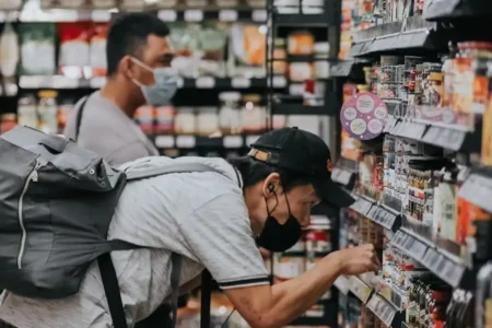 Penjualan Eceran September 2024 Diprediksi Tetap Tumbuh Meski Alami Sedikit Penurunan Bulanan Ilustrasi di tempat belanja (foto: Melanie Lim, unsplash)