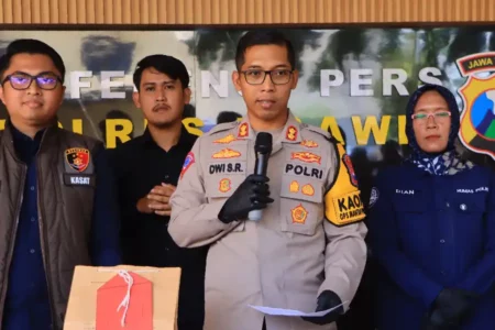 Kapolres Ngawi AKBP Dwi Sumrahadi Rakhmanto saat memberikan keterangan di depan awak media