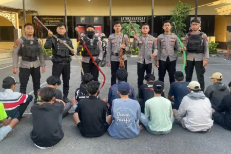 Petugas Polres Pelabuhan Tanjung Perak menunjukkan barang bukti dan komplotan gangster yang berhasil diamankan