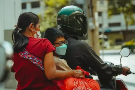 Ilustrasi pengguna jalan tidak mengenakan helm (foto: Maksim Romashkin, pexels)