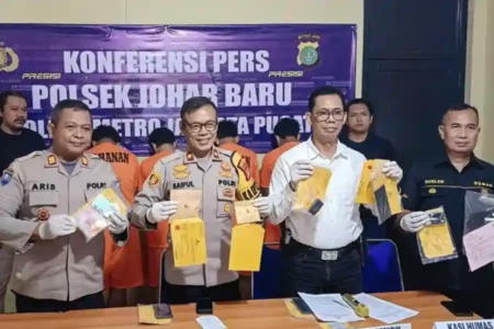 Kapolsek Kompol Saiful Anwar menunjukkan barang bukti kasus peredaran narkoba di Jakarta Pusat dalam kurun waktu satu minggu terakhir.