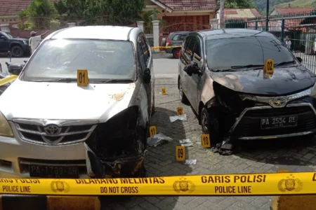 Kondisi dua mobil operasional Redaksi Jubi setelah insiden penyerangan dengan bom molotov