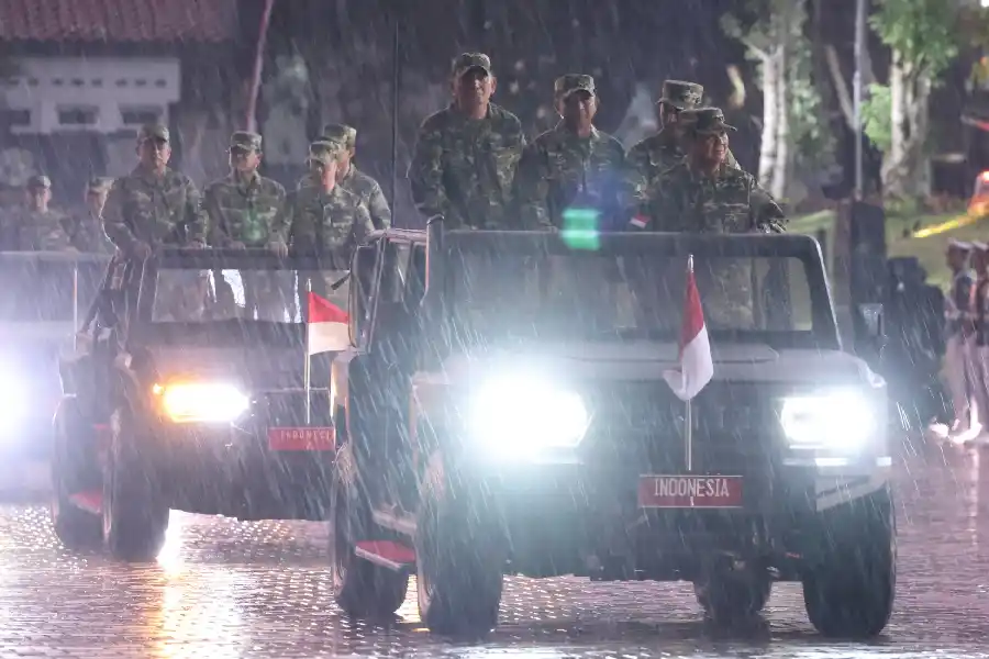 Prabowo Turut Hujan-hujanan Bersama Taruna Akmil di Upacara Parade Senja di Magelang