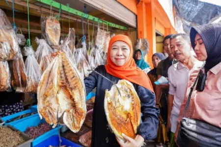 Khofifah Indar Parawansa saat melakukan kunjungan ke Pasar Ikan Brak Kalimoro di Muncar, Banyuwangi.