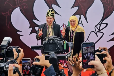 Pilkada Jatim 2024, Survei Indikator: Elektabilitas Khofifah-Emil Tembus 61,2 Persen Khofifah Indar Parawansa dan Emil Dardak (foto: Rahardi J Soekarno/beritajatim.com)