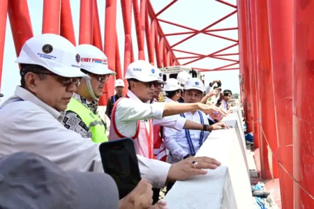 Menhub Budi Karya Sumadi saat meninjau progres pembangunan jembatan rel kereta api layang di Simpang Joglo, Solo