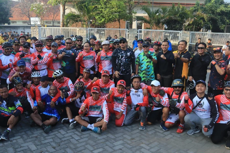 Gowes Bareng Lodeh Cycling Club Meriahkan HUT TNI ke-79 di Mojokerto