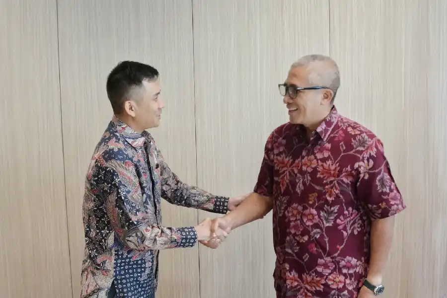 Pertamina Drilling Terapkan Digitalisasi AI untuk Percepatan Budaya HSSE Generative Diretur Utama Pertamina Drilling, Avep Disasmita (kanan) dan Presiden Direktur PT FPT Software Indonesia, Nguyen Hoang Tung (kiri) usai menandatangani MoU di Nawasena Room, Millennium Centennial Center, Jakarta