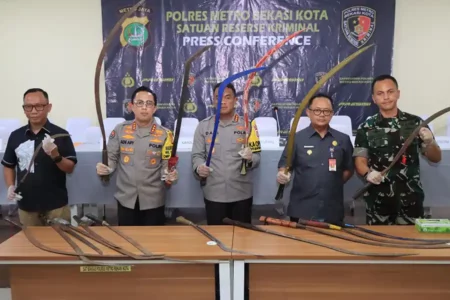 Sejumlah senjata tajam yang ditemukan dari kelompok remaja yang diduga hendak tawuran