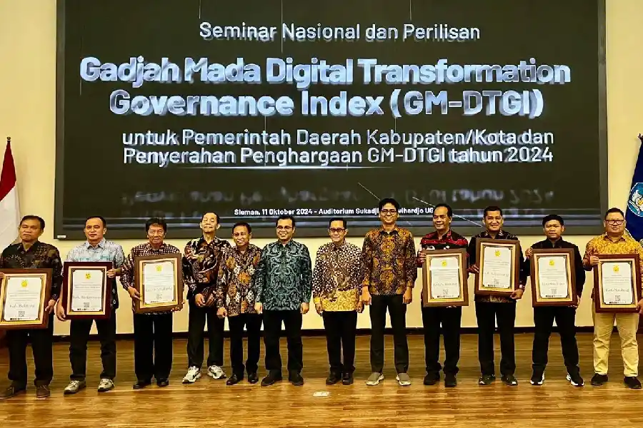 Pemkot Surabaya Raih Penghargaan Gadjah Mada Digital Transformation Governance Index Terbaik di Jawa Timur