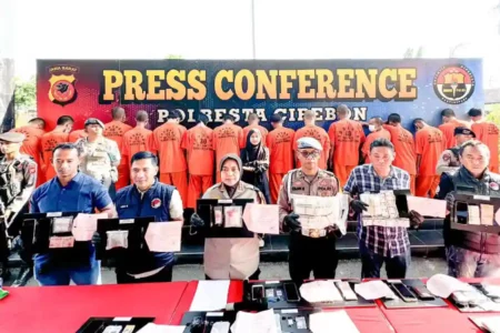 Jajaran Polresta Cirebon saat menunjukkan barang bukti dan para tersangka kasus narkoba