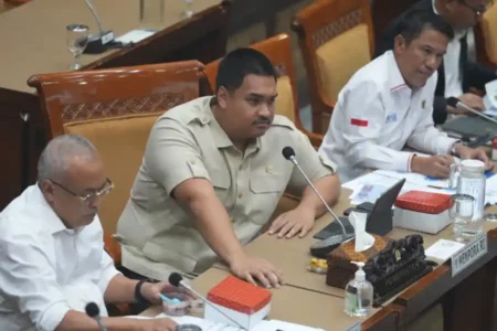 Menpora Dito Ariotedjo (tengah) (foto: Dok PSSI)