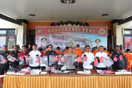 Pengungkapan kasus oleh Kapolres Gianyar AKBP Umar didampingi Kasat Reskrim Polres Gianyar AKP M. Gananta, Kanit 1 Satreskrim Polres Gianyar Ipda Hanif Aryoseno, Kasi Humas Polres Gianyar Iptu I Nyoman Tantra dan jajaran.