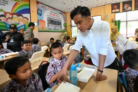 Wapres Gibran Rakabuming Raka saat pelaksanaan program Makan Siang Bergizi di Makassar