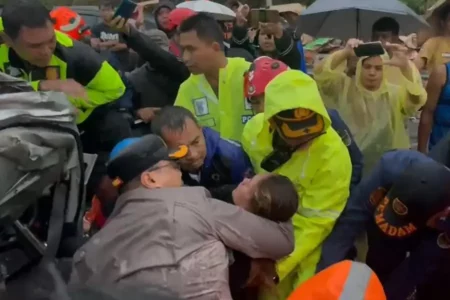 Petugas, termasuk Kapolres Purwakarta AKBP Lilik Ardiansyah turut dalam proses evakuasi puluhan korban tabrakan beruntun di Km 92+200 arah Jakarta, Tol Cipularang, Purwakarta
