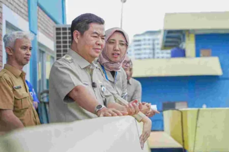 Pj Gubernur DKI Jakarta Teguh Setyabudi saat melakukan inspeksi di Rumah Pompa Waduk Pluit, Jakarta Utara