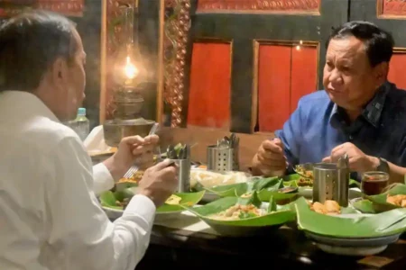 Presiden Prabowo saat bertemu Joko Widodo di sebuah rumah makan di Surakarta (foto: Dok BPMI Setpres)