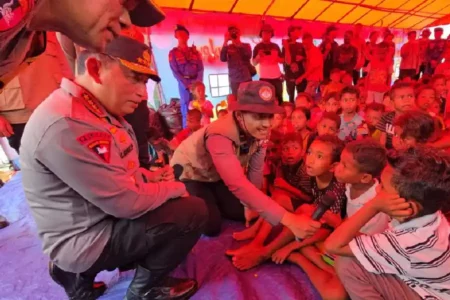 Kapolri Jenderal Listyo Sigit Prabowo saat ertemu anak-anak di posko pengungsian warga terdampak erupsi Gunung Lewotobi Laki-laki, Nusa Tenggara Timur